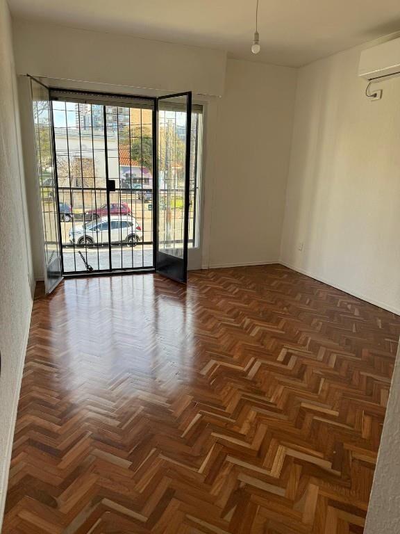 Casa esquina reciclada en 3 plantas, zona del Liceo Damaso!
