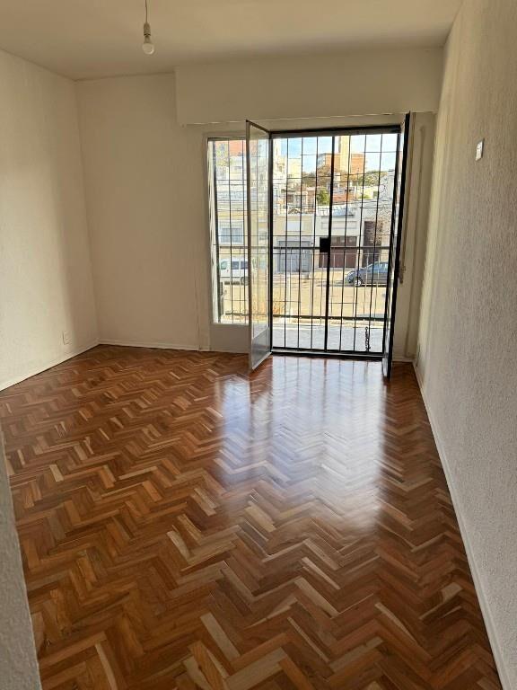 Casa esquina reciclada en 3 plantas, zona del Liceo Damaso!