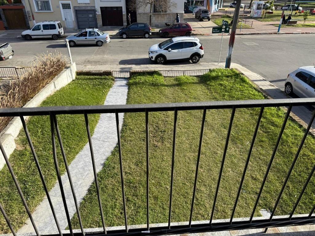 Casa esquina reciclada en 3 plantas, zona del Liceo Damaso!