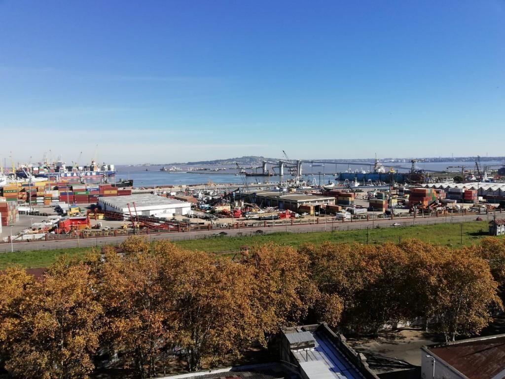Excelente con vista a la bahía de Montevideo