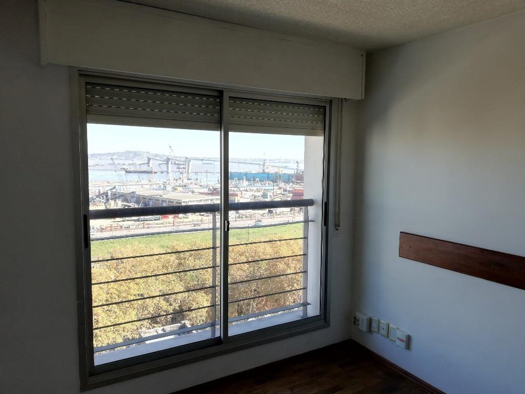 Excelente con vista a la bahía de Montevideo