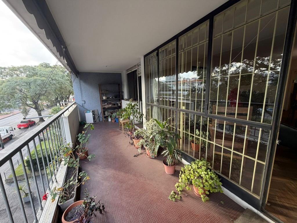 Venta apartamento 3 dormitorios, 3 baños y garaje en Pocitos