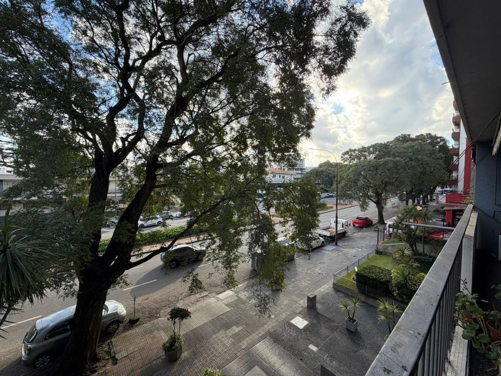 Venta apartamento 3 dormitorios, 3 baños y garaje en Pocitos