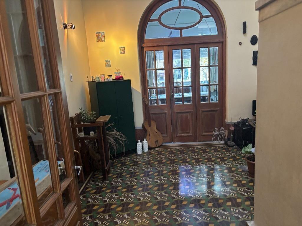 Preciosa Casa antigua con altura y ventanas con  vitro