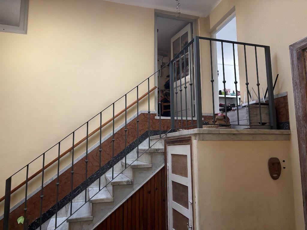 Preciosa Casa antigua con altura y ventanas con  vitro