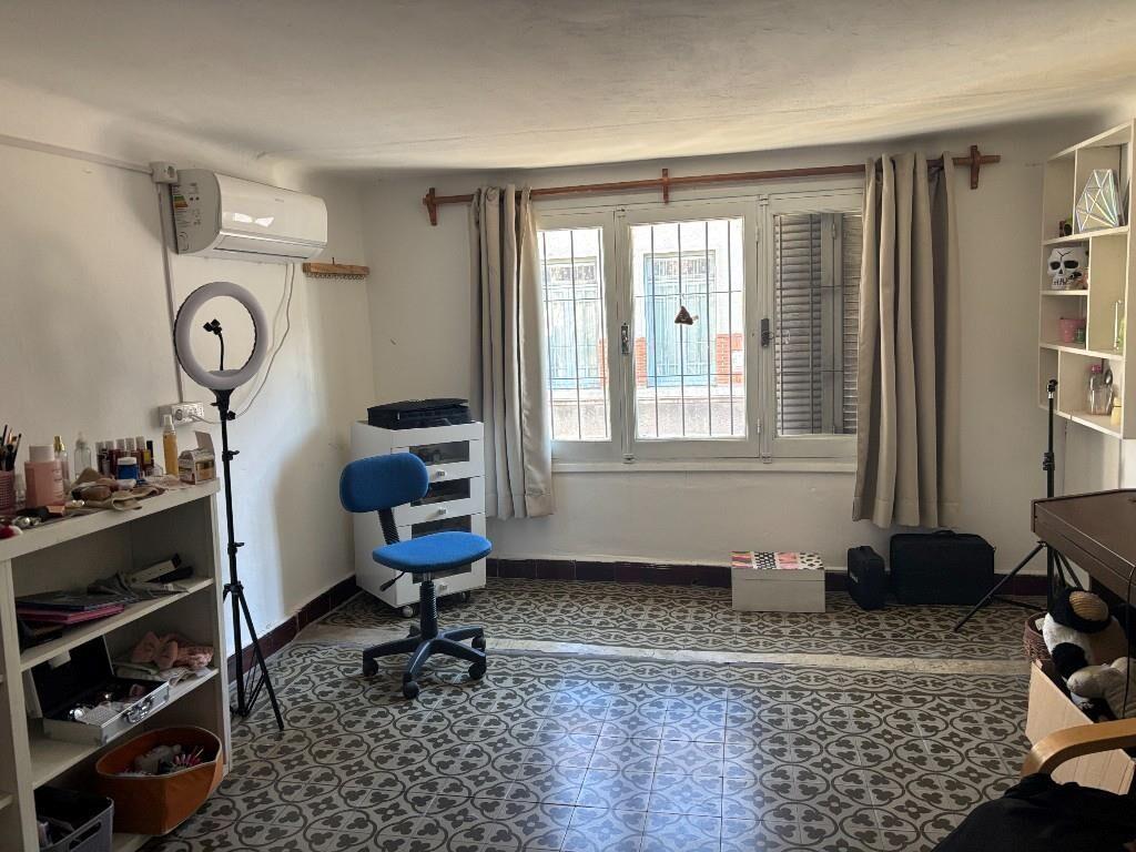 Preciosa Casa antigua con altura y ventanas con  vitro