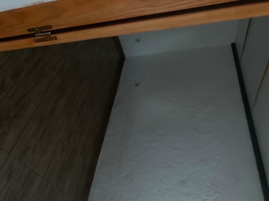 Apartamento remodelado a nuevo, con cochera.