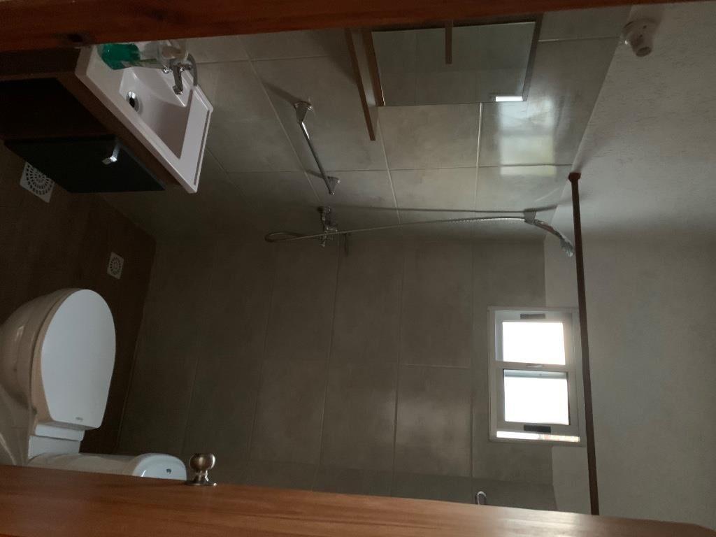Apartamento remodelado a nuevo, con cochera.