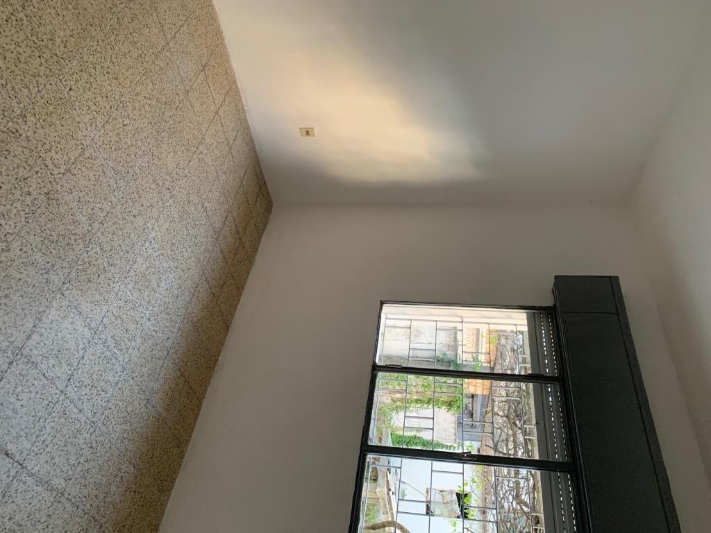 Apartamento remodelado a nuevo, con cochera.