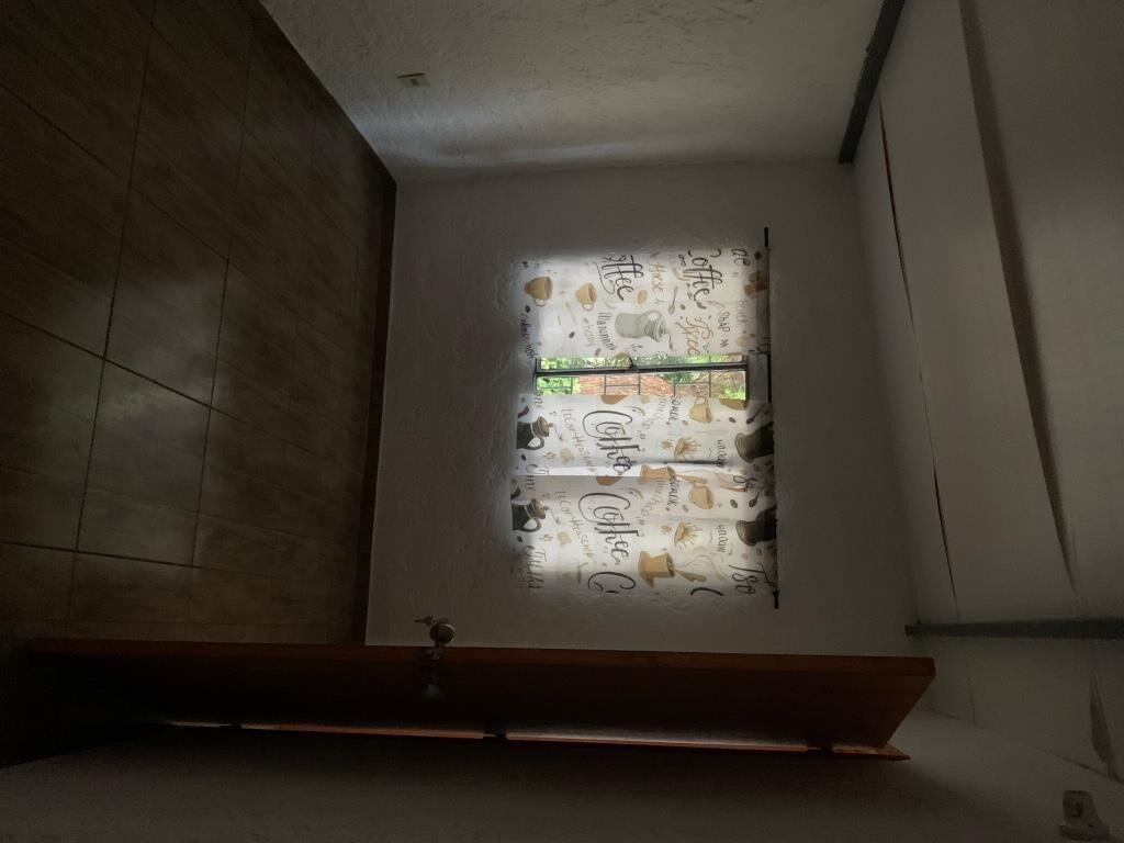 Apartamento remodelado a nuevo, con cochera.