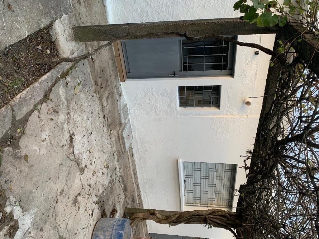 Apartamento remodelado a nuevo, con cochera.