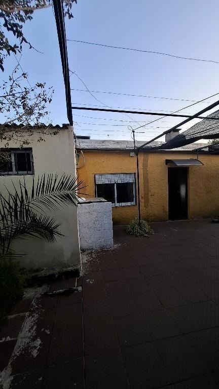 BARBERIS INM.TIPO CASA LUMINOSO ENTRADA LATERAL CON TERRENO.