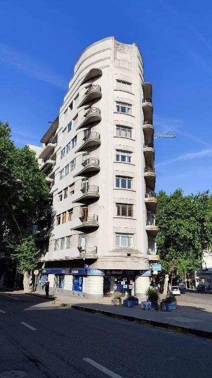 Venta apartamento 3 dormitorios y servicio en Cordón sur