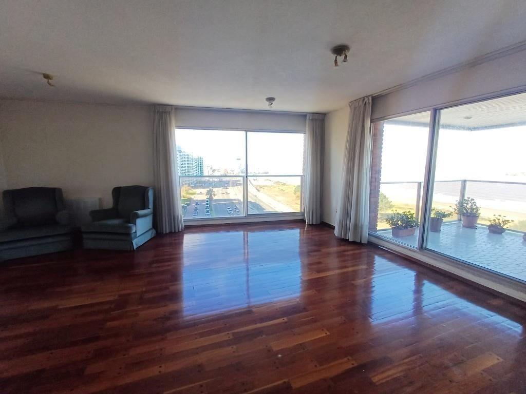 DIRI Rbla E Hipolito Yrigoyen - 4 Dorm + 3 Baños + 2 gges