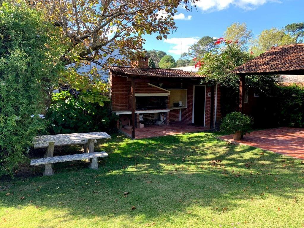 Se alquila hermosa casa en Carrasco 3 dorm 2 baños 3 garaje