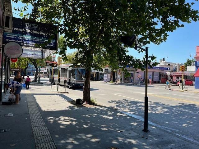 Con renta. Importante local con frente a 2 calles