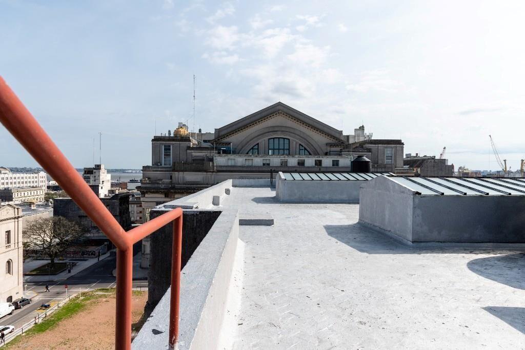 Importante Edificio En Ciudad Vieja