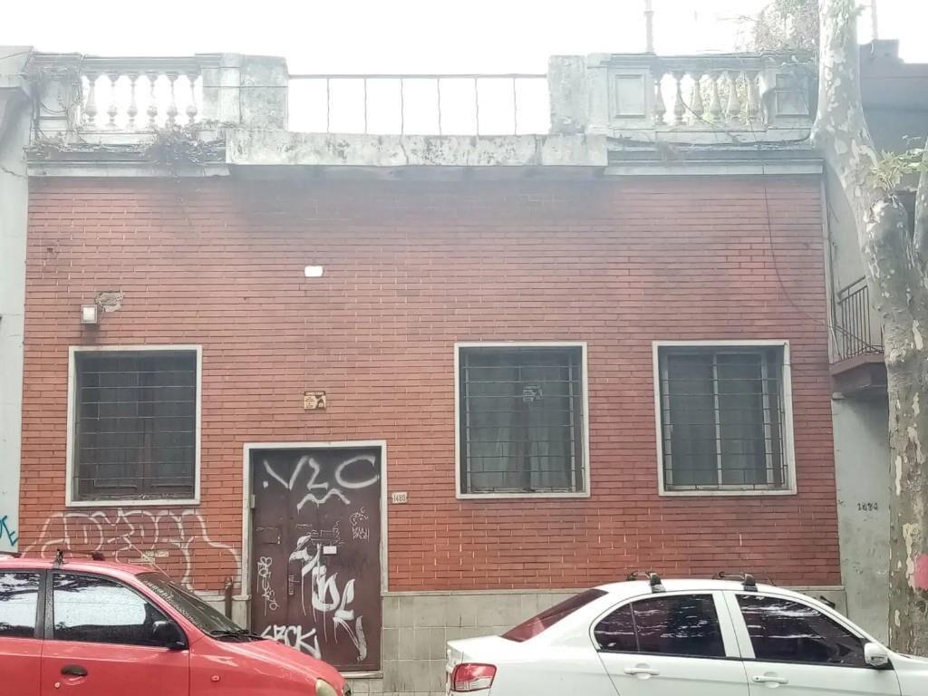 Amplia Casa de 200 m2. Con renta. Tiene altura