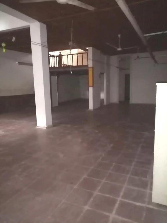 Amplia Casa de 200 m2. Con renta. Tiene altura
