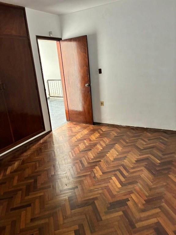 Vende Casa esquina 2 plantas.