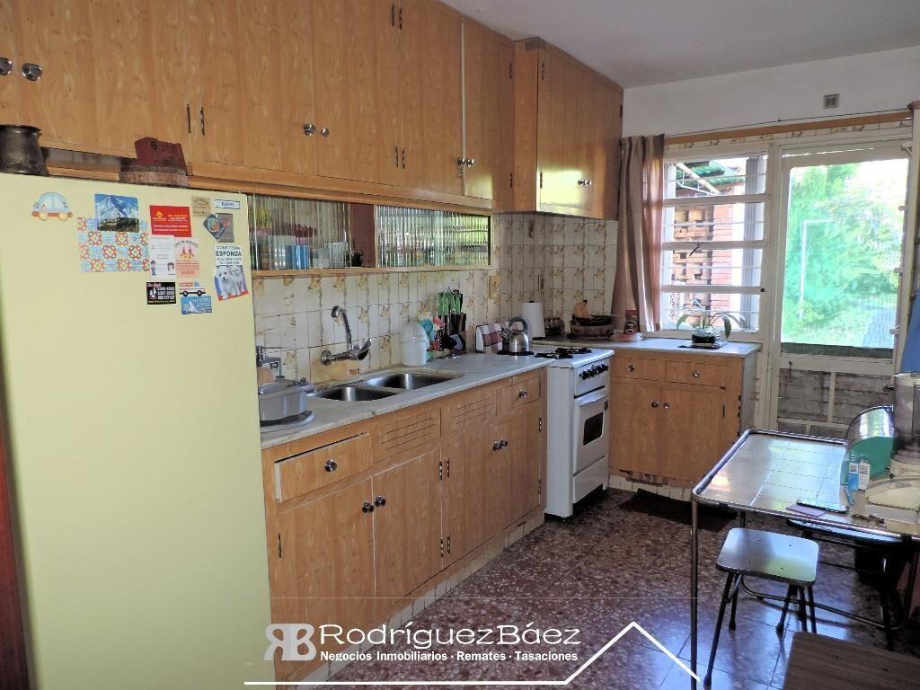 VENTA CASA 3 DORMITORIOS 2 BAÑOS FONDO VERDE GARAGE JARDIN