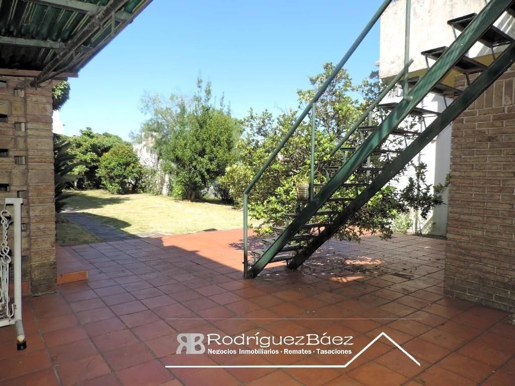 VENTA CASA 3 DORMITORIOS 2 BAÑOS FONDO VERDE GARAGE JARDIN