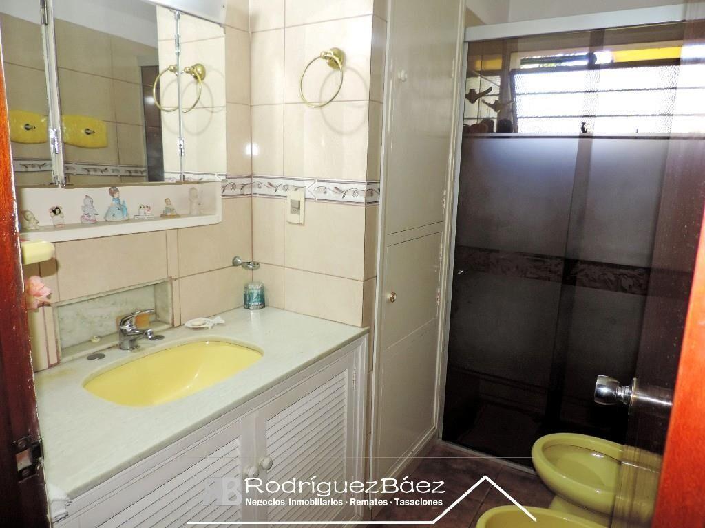 VENTA CASA 3 DORMITORIOS 2 BAÑOS FONDO VERDE GARAGE JARDIN