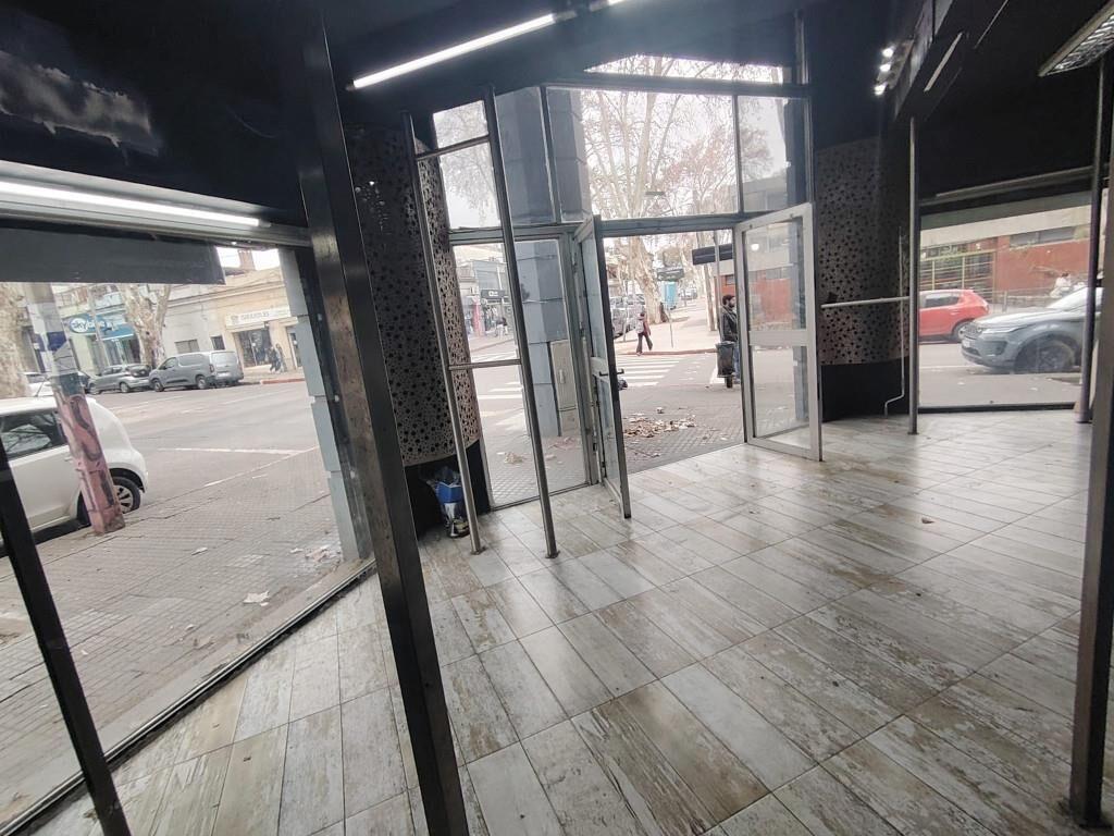 BLANDENGUES ESQ INCA, VIDRIERA A AMBAS CALLES. OPORTUNIDAD