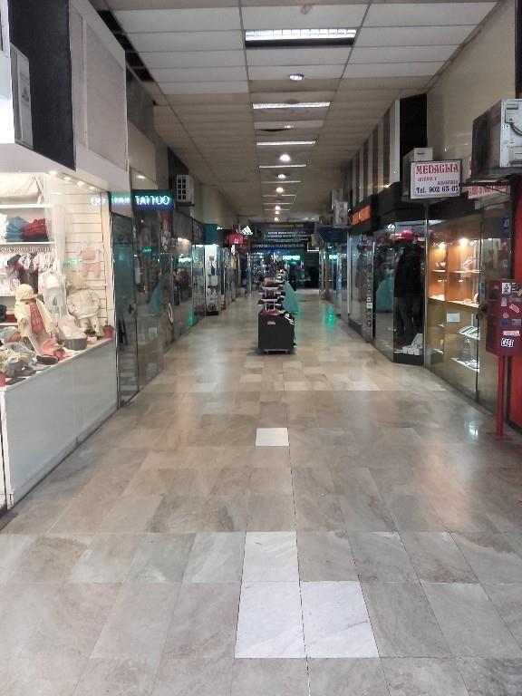 Buen Local Galería Del Virrey A Metros De 18 Julio!!
