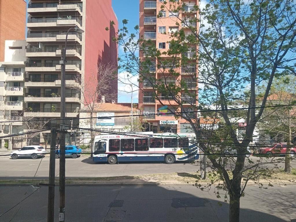 Venta apartamento Pocitos 1dormitorio patio al frente garage