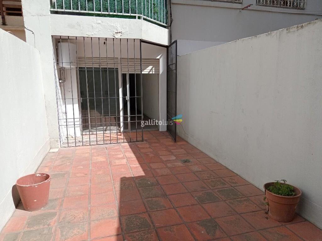 Venta apartamento Pocitos 1dormitorio patio al frente garage