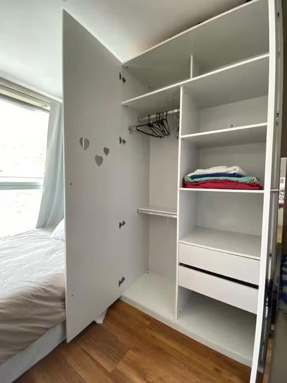 Monoambiente full amueblado con escritorio y heladera c/free