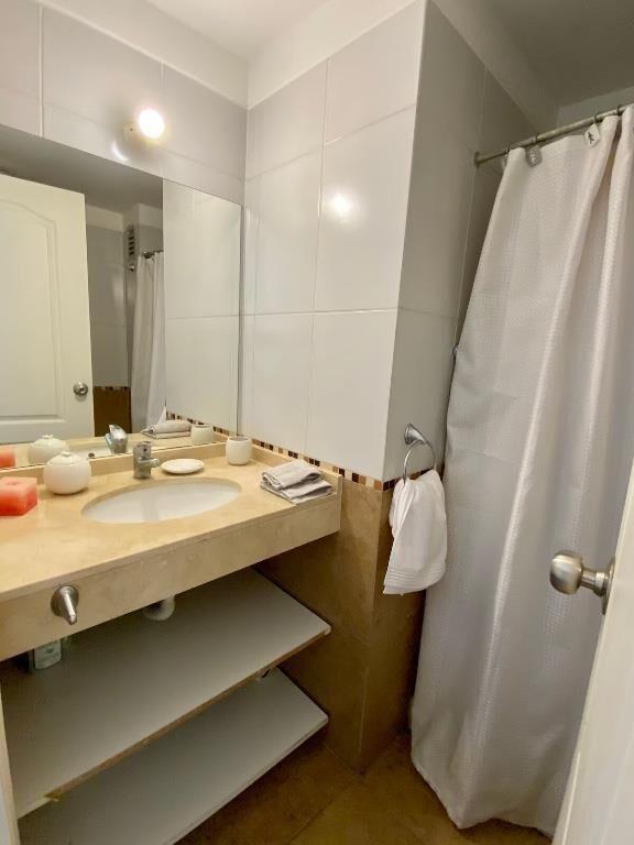 Monoambiente full amueblado con escritorio y heladera c/free