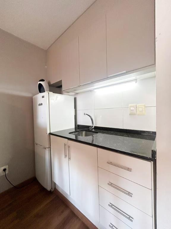 Monoambiente full amueblado con escritorio y heladera c/free
