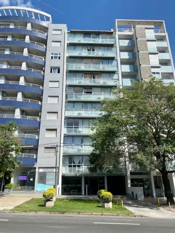 Monoambiente full amueblado con escritorio y heladera c/free