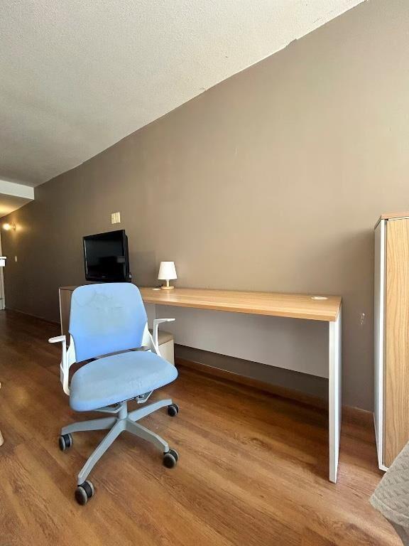 Monoambiente full amueblado con escritorio y heladera c/free