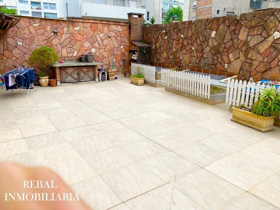 HERMOSO CON GRAN PATIO DE 100 m2 ! ! ! PARRILLERO ! ! !