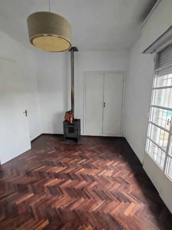 Casa al frente con entrada independiente 1 dormitorio