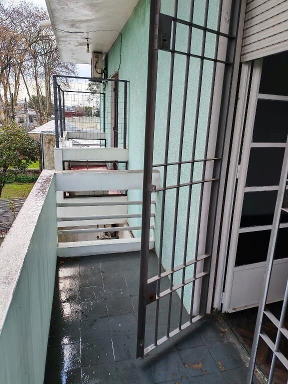 Casa al frente con entrada independiente 1 dormitorio