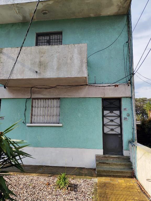 Casa al frente con entrada independiente 1 dormitorio