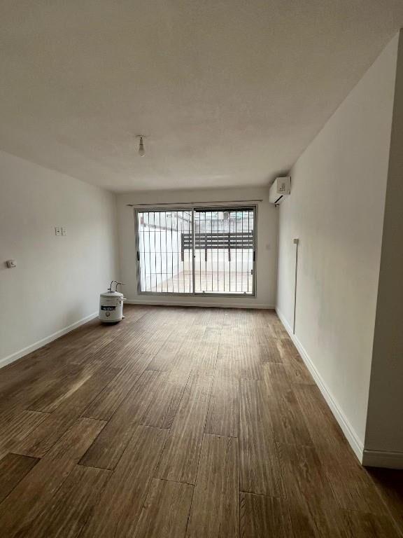 Se alquila monoambiente,con terraza, Av. Italia, Tres Cruces