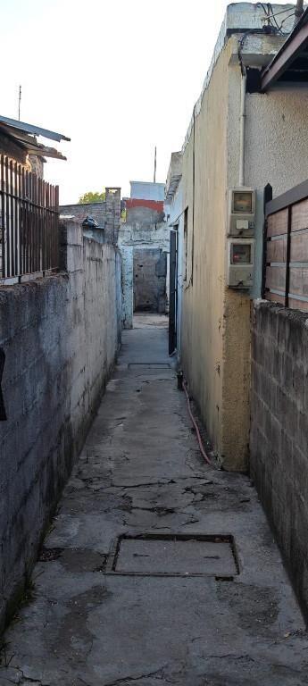SE ALQUILA CASA POR PASILLO CON AMLIO PASILLO Y FONDO