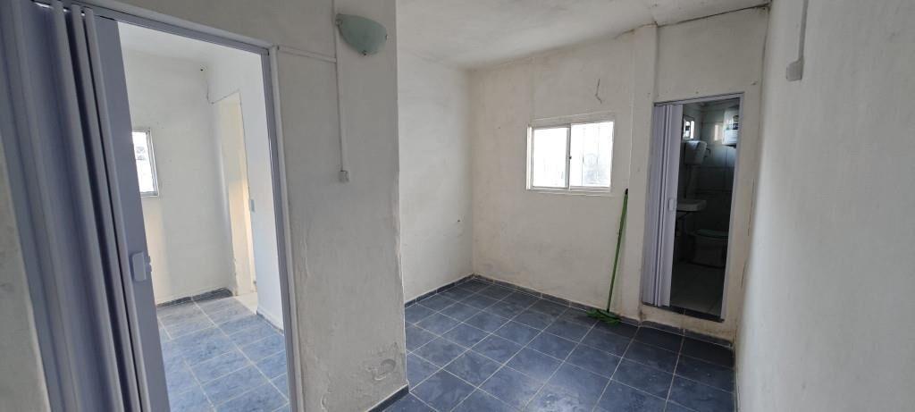 SE ALQUILA CASA POR PASILLO CON AMLIO PASILLO Y FONDO