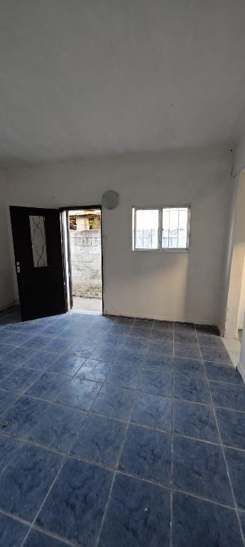 SE ALQUILA CASA POR PASILLO CON AMLIO PASILLO Y FONDO
