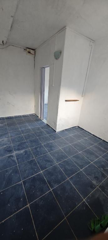 SE ALQUILA CASA POR PASILLO CON AMLIO PASILLO Y FONDO