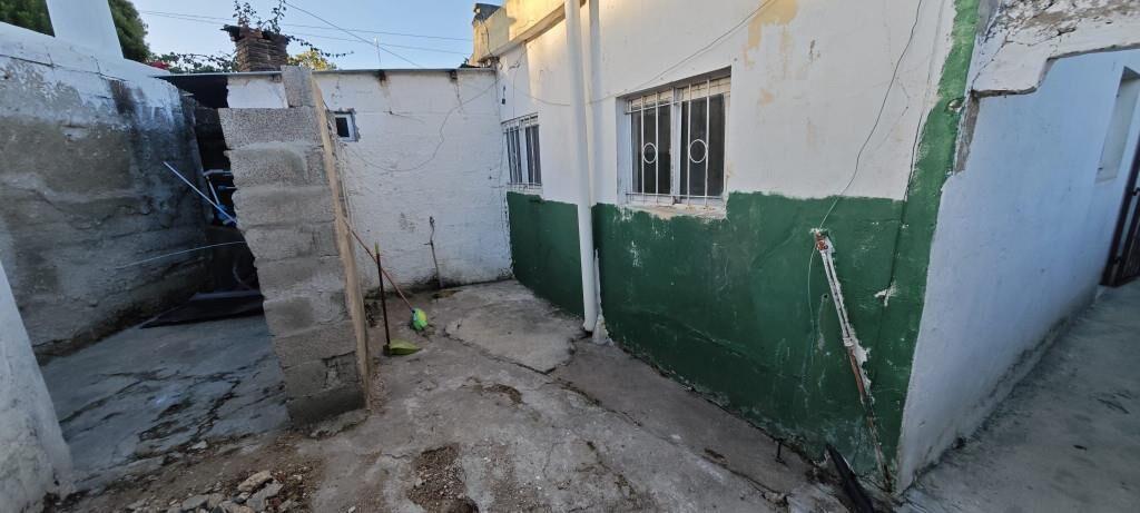 SE ALQUILA CASA POR PASILLO CON AMLIO PASILLO Y FONDO