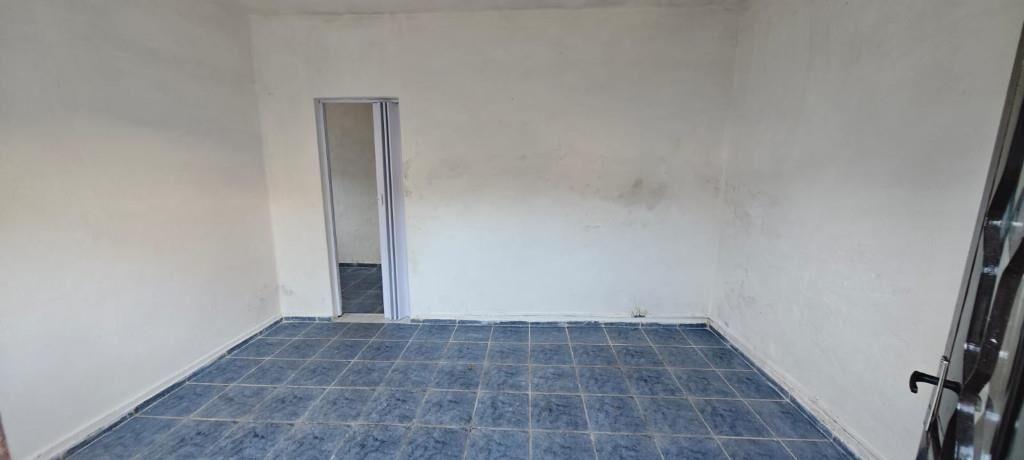 SE ALQUILA CASA POR PASILLO CON AMLIO PASILLO Y FONDO