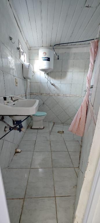 SE ALQUILA CASA POR PASILLO CON AMLIO PASILLO Y FONDO
