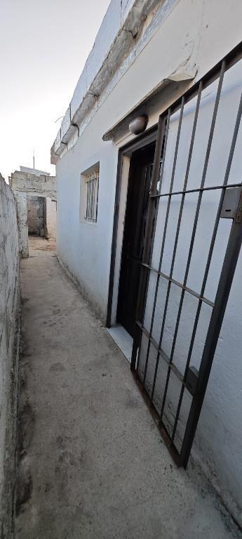 SE ALQUILA CASA POR PASILLO CON AMLIO PASILLO Y FONDO