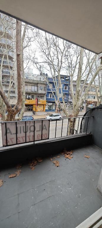 SE ALQUILA EXCELENTE APTO SOBRE RIVERA AL FRENTE DE 1 DORM